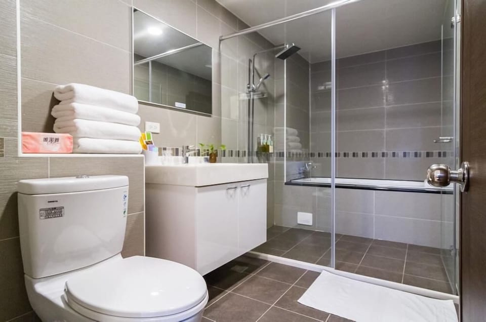 Superior Quadruple Room (A201) | Bathroom shower