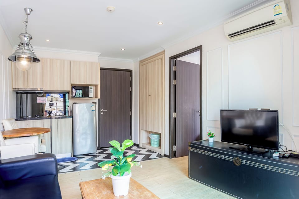 Deluxe Double Room, Pool View | Living area | 40-inch flat-screen TV with cable channels, TV