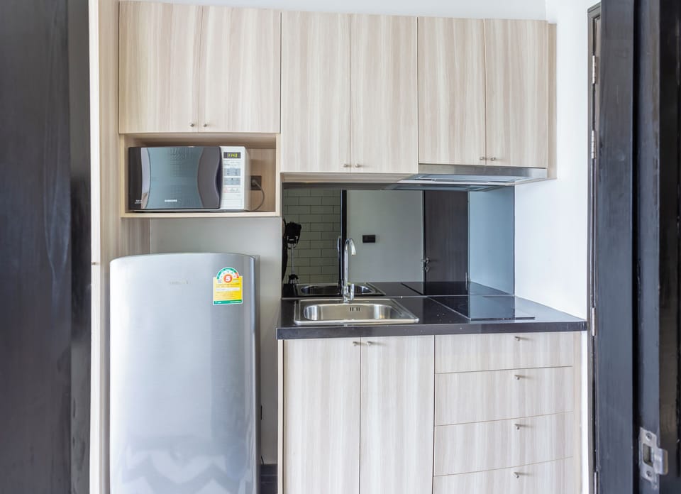 Classic Apartment | Private kitchen | Full-size fridge, microwave, stovetop, coffee/tea maker