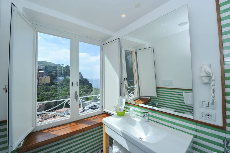 Deluxe Double or Twin Room, Sea View | Bathroom | Shower, free toiletries, hair dryer, bidet