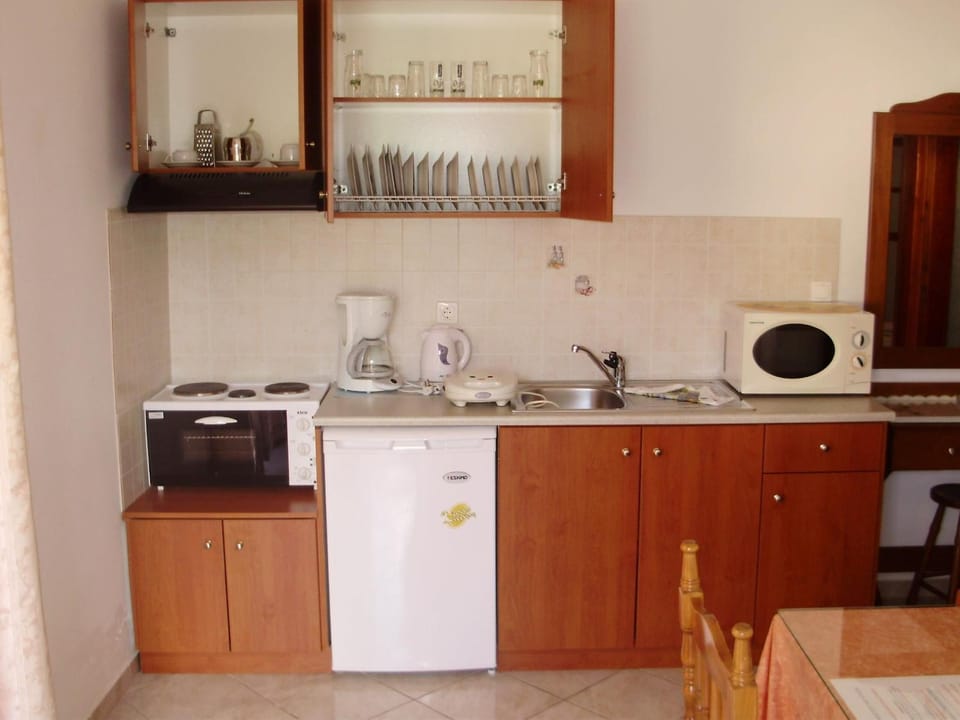 Fridge, oven, stovetop, coffee/tea maker