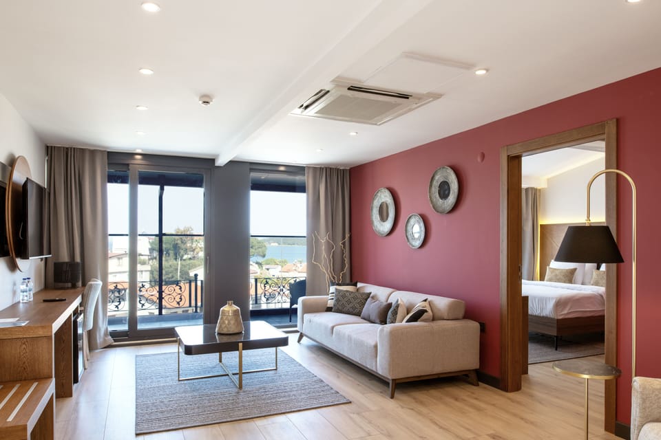 Iskele Suite Room | Minibar, in-room safe, soundproofing, iron/ironing board