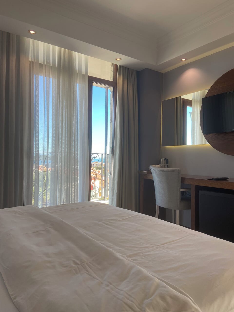 Junior Room, 1 Double Bed | Minibar, in-room safe, soundproofing, iron/ironing board