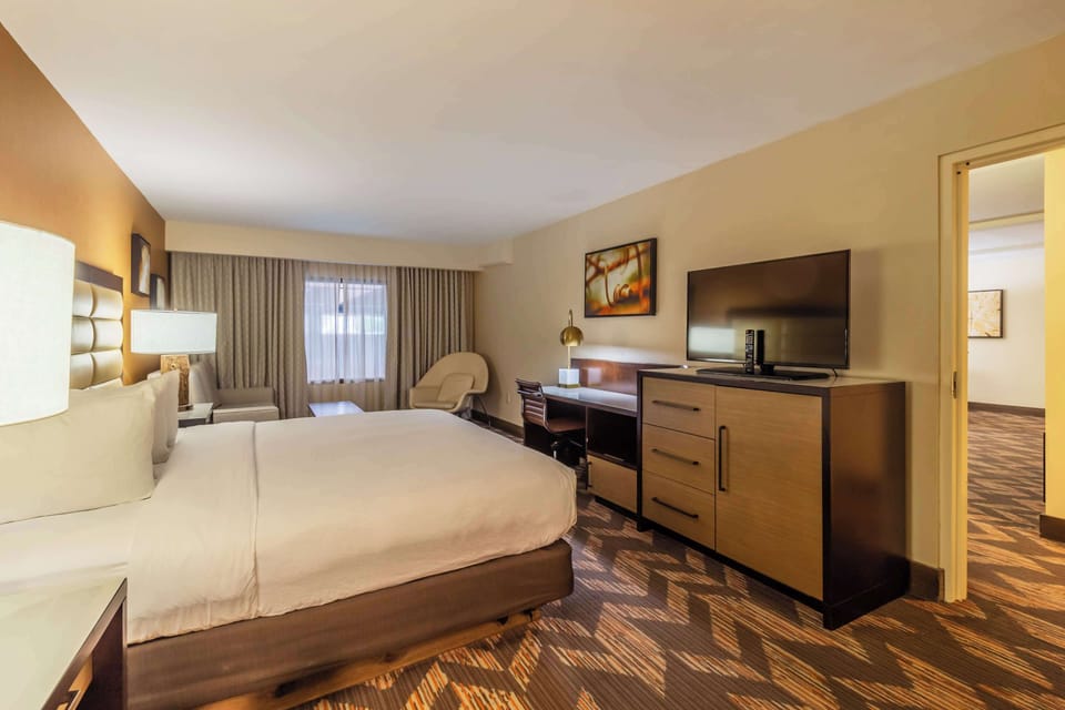 Executive Suite, 1 King Bed, Non Smoking | In-room safe, desk, iron/ironing board, WiFi (free)