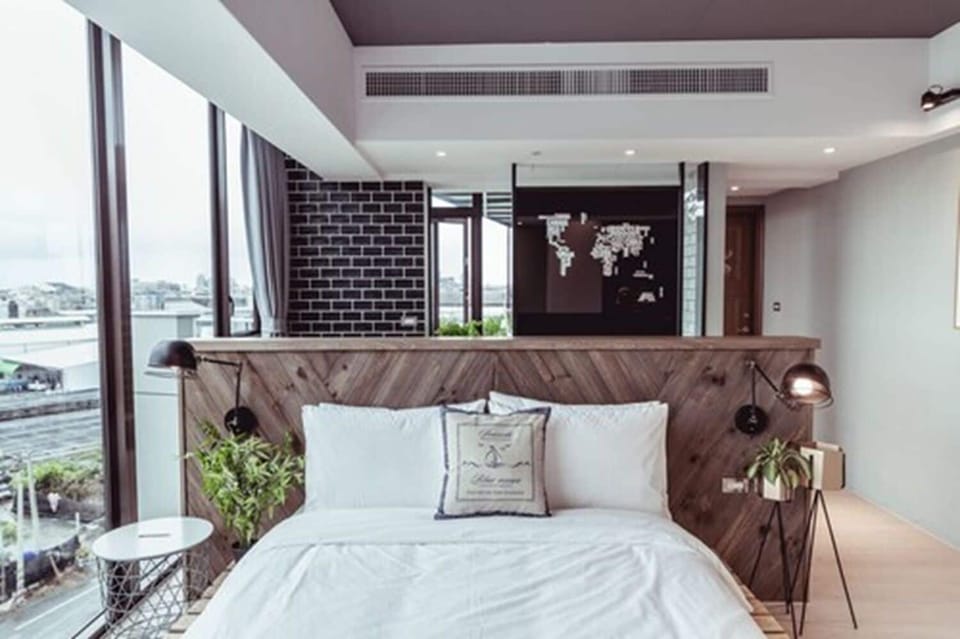 Deluxe Double Room, 1 King Bed, Balcony, Courtyard View | 1 bedroom, desk, soundproofing, free WiFi