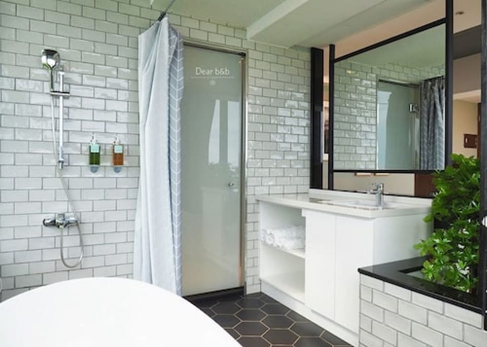 Deluxe Double Room, 1 King Bed, Balcony, Courtyard View | Bathroom | Free toiletries, hair dryer, slippers, towels