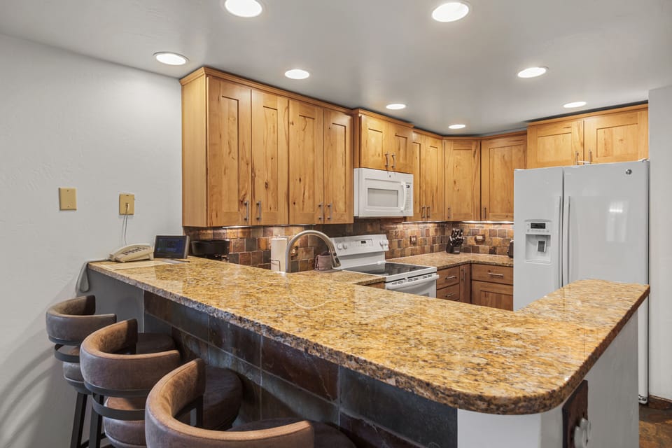 Breakfast bar with 3 barstools
