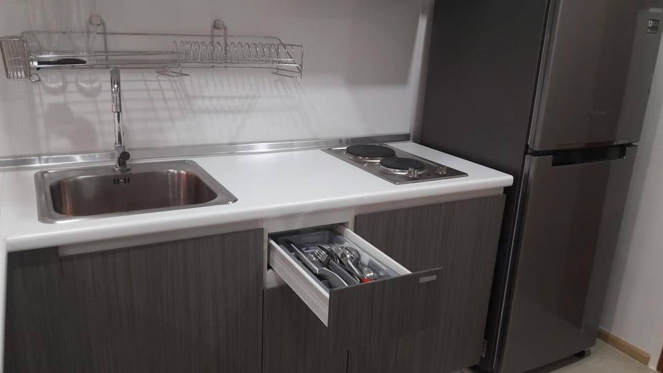 Full-size fridge, microwave, stovetop, coffee/tea maker