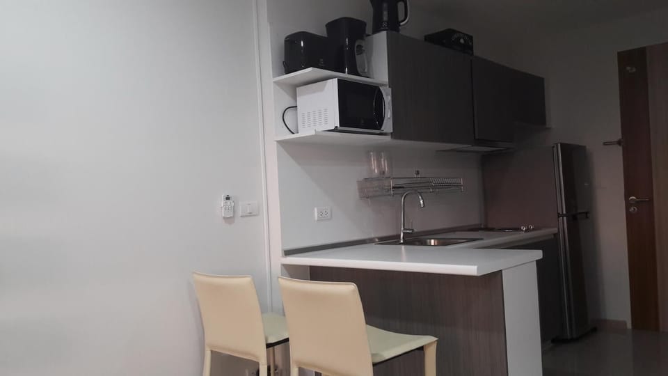 Full-size fridge, microwave, stovetop, coffee/tea maker