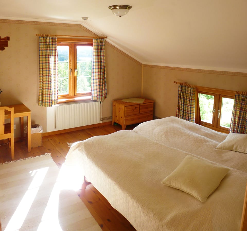 Traditional Suite, 1 Bedroom, Private Bathroom, Garden View | Premium bedding, down comforters, individually furnished, desk