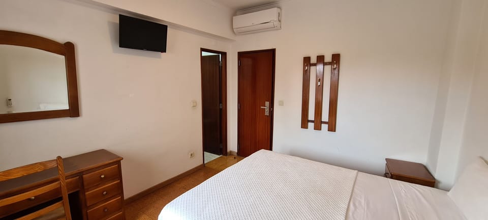 Basic Double Room | Bathroom | Shower, towels