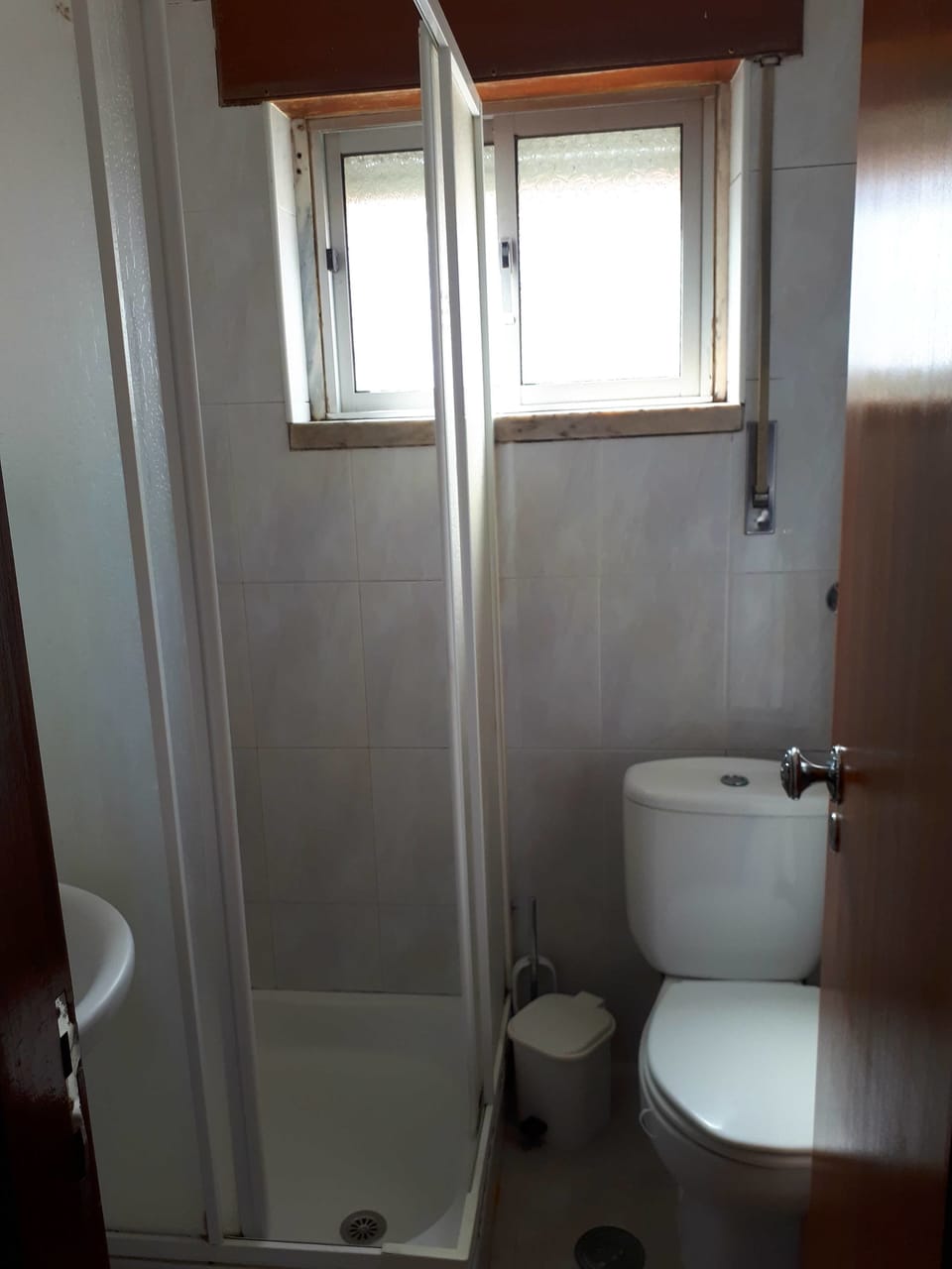 Twin Room | Bathroom | Shower, towels