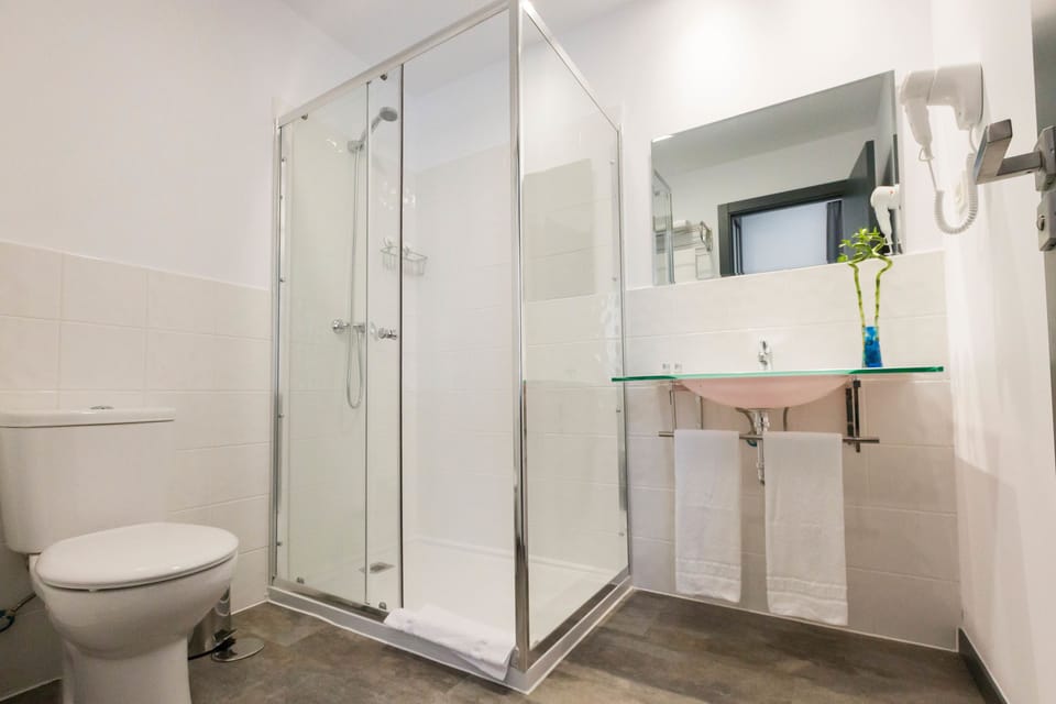 Double Room | Bathroom | Shower, free toiletries, hair dryer, towels