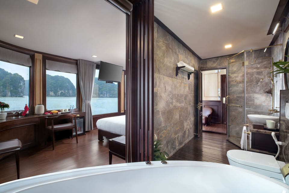 Azalea Exclusive Suite  | Bathroom | Separate tub and shower, free toiletries, hair dryer, bathrobes