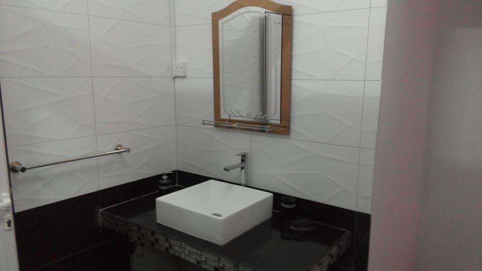 Family Room, 1 Bedroom | Bathroom | Shower, free toiletries, towels