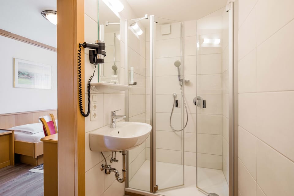 Single Room, 1 Twin Bed, Non Smoking | Bathroom | Shower, hair dryer, towels