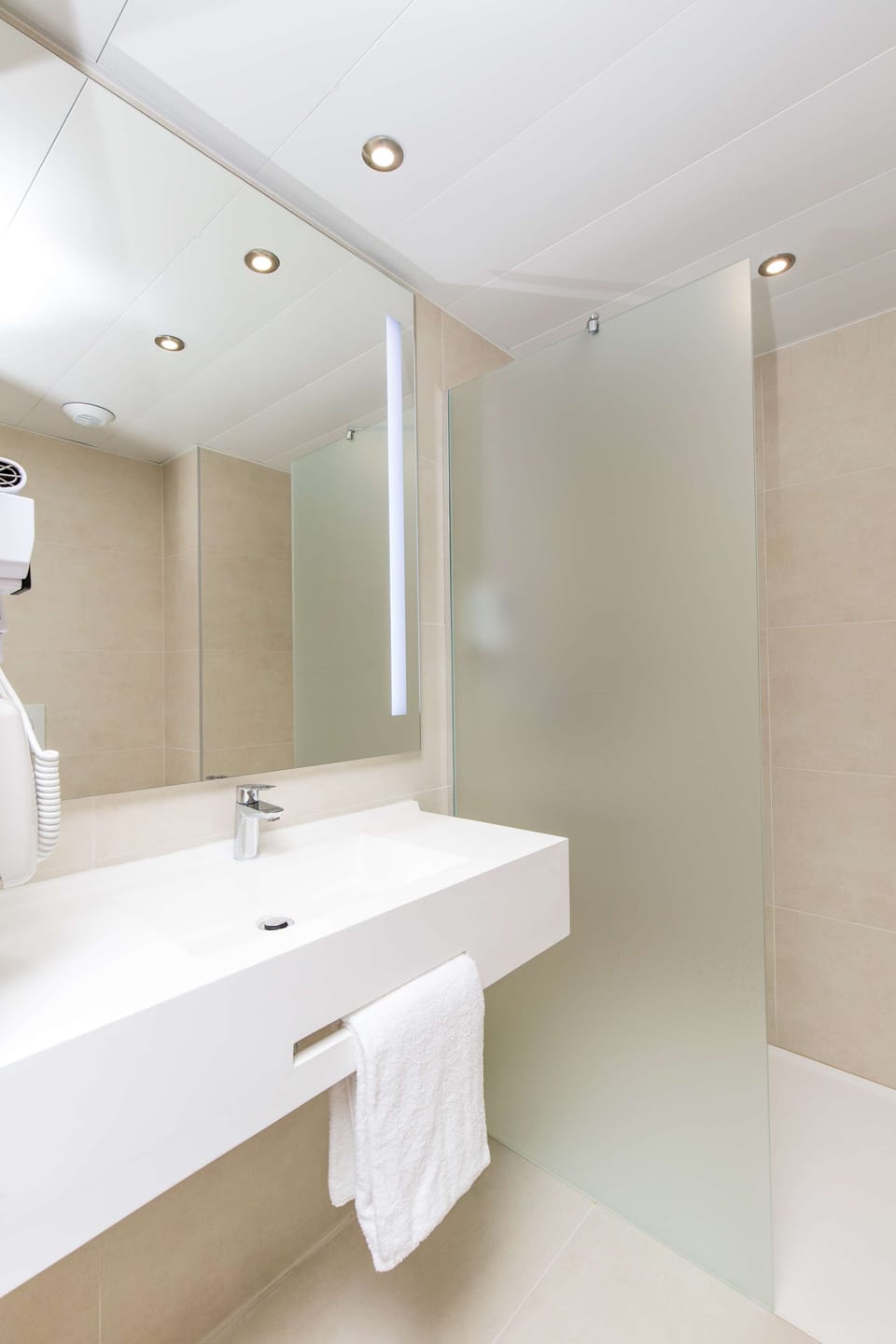 Shower, eco-friendly toiletries, towels