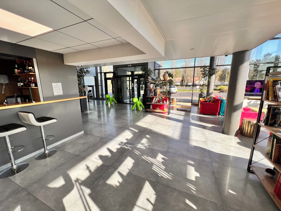 Lobby lounge