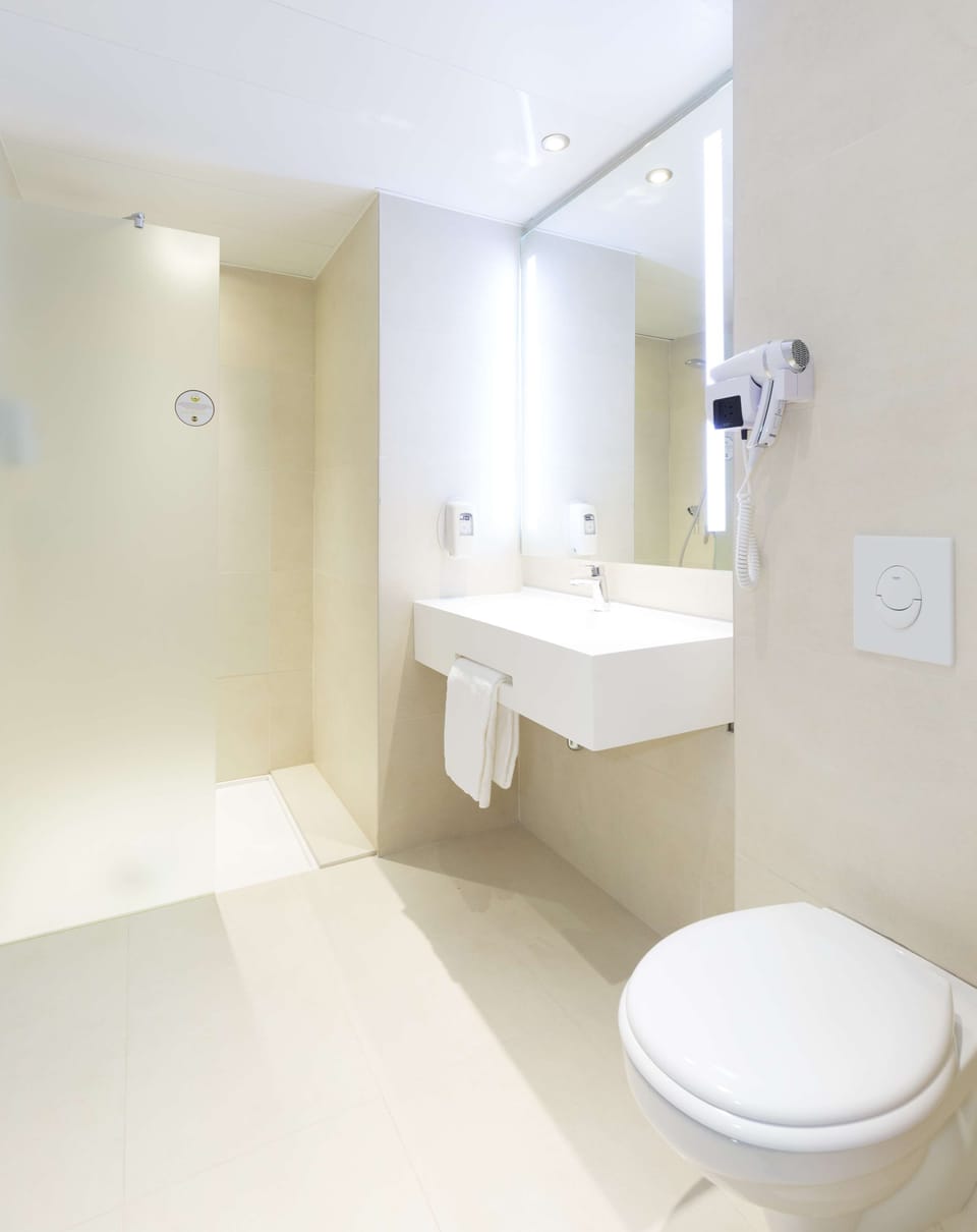 Shower, eco-friendly toiletries, towels