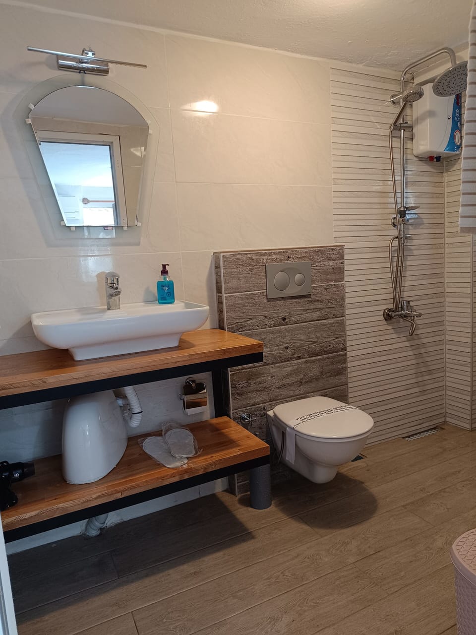 Basic Triple Room | Bathroom | Shower, free toiletries, hair dryer, slippers