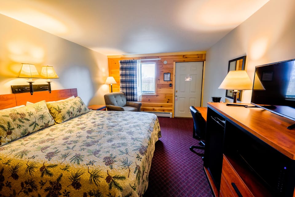 Deluxe Room, 1 King Bed, Partial Lake View | Desk, blackout drapes, iron/ironing board, rollaway beds