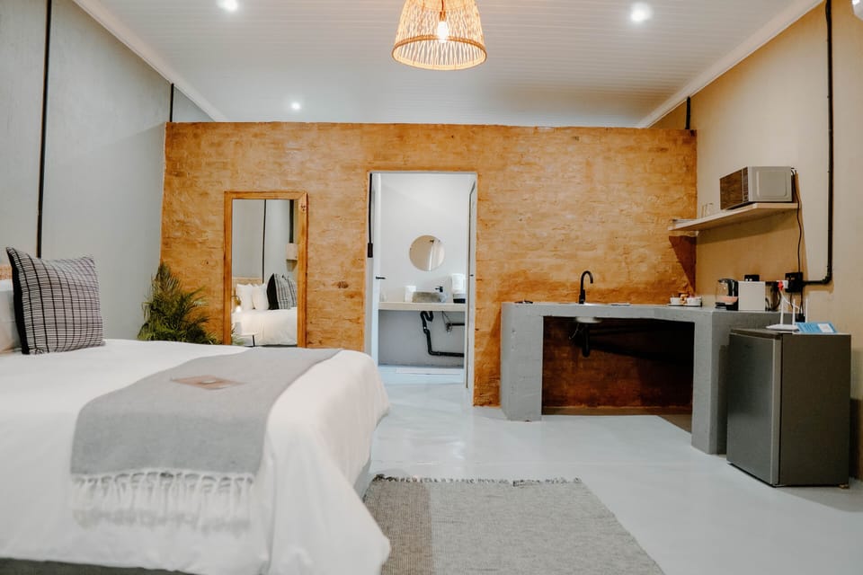 Executive Villa | Desk, laptop workspace, iron/ironing board (on request), WiFi (free)
