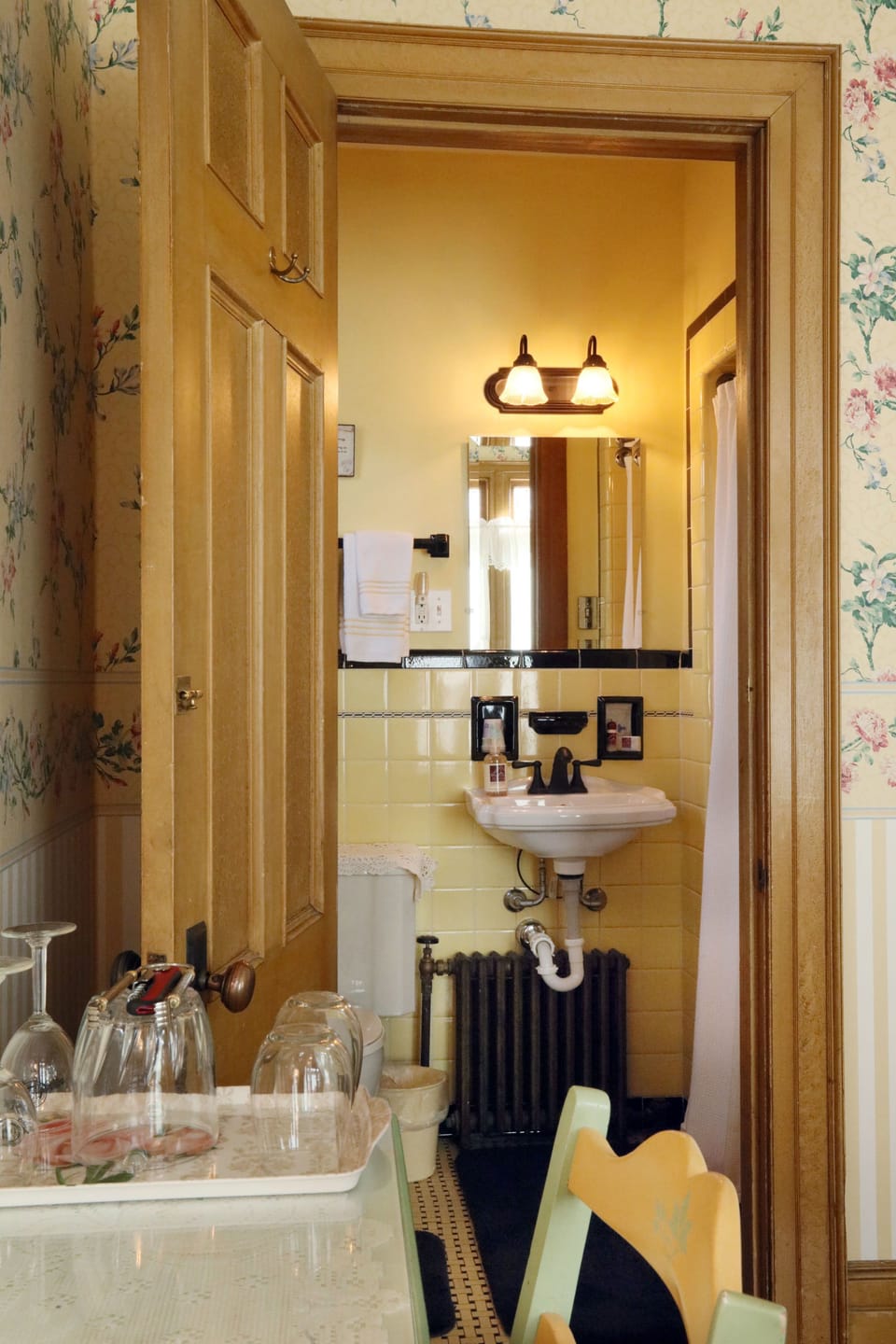 Room, Private Bathroom (Yellow Rose) | Bathroom | Free toiletries, towels