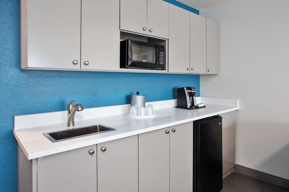 Suite, 1 King Bed, Accessible (Mobility, Accessible Tub) | Room amenity