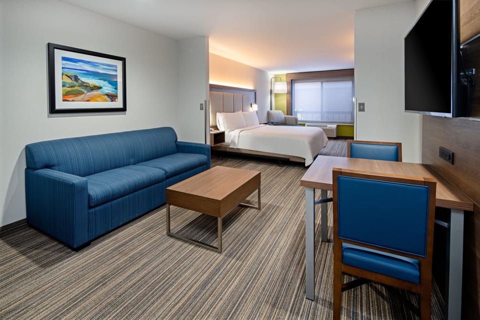 Suite, 1 King Bed with Sofa bed | Blackout drapes, iron/ironing board, free cribs/infant beds
