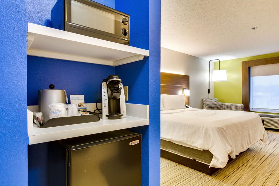 Standard Room, 1 King Bed | In-room safe, desk, laptop workspace, blackout drapes