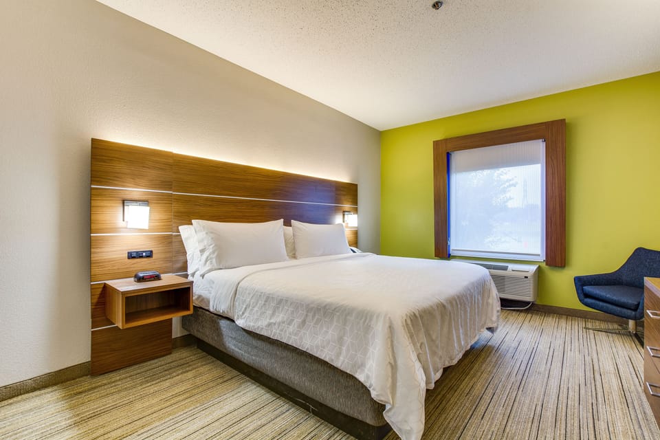 In-room safe, desk, laptop workspace, blackout drapes