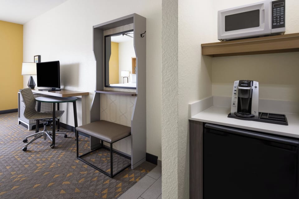 Standard Room, 1 King Bed, Accessible (Mobility Tub) | In-room safe, desk, laptop workspace, iron/ironing board
