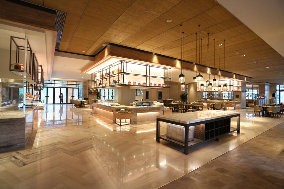 4 restaurants; breakfast, lunch, and dinner served