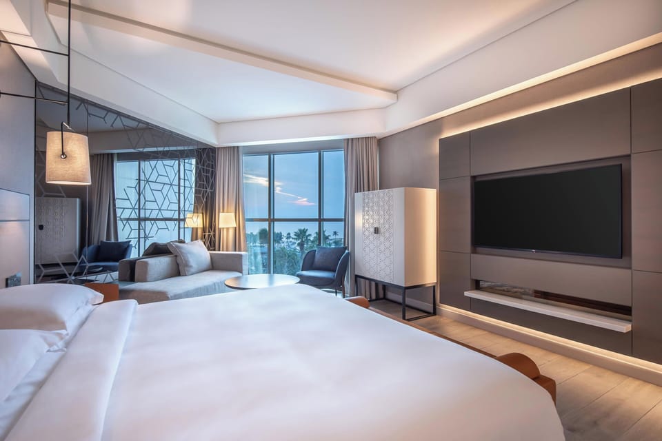 Club Room, 1 King Bed, Sea View | Pillowtop beds, minibar, in-room safe, desk