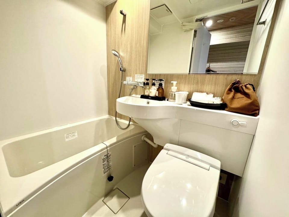 Superior Room | Bathroom | Combined shower/tub, free toiletries, hair dryer, bathrobes