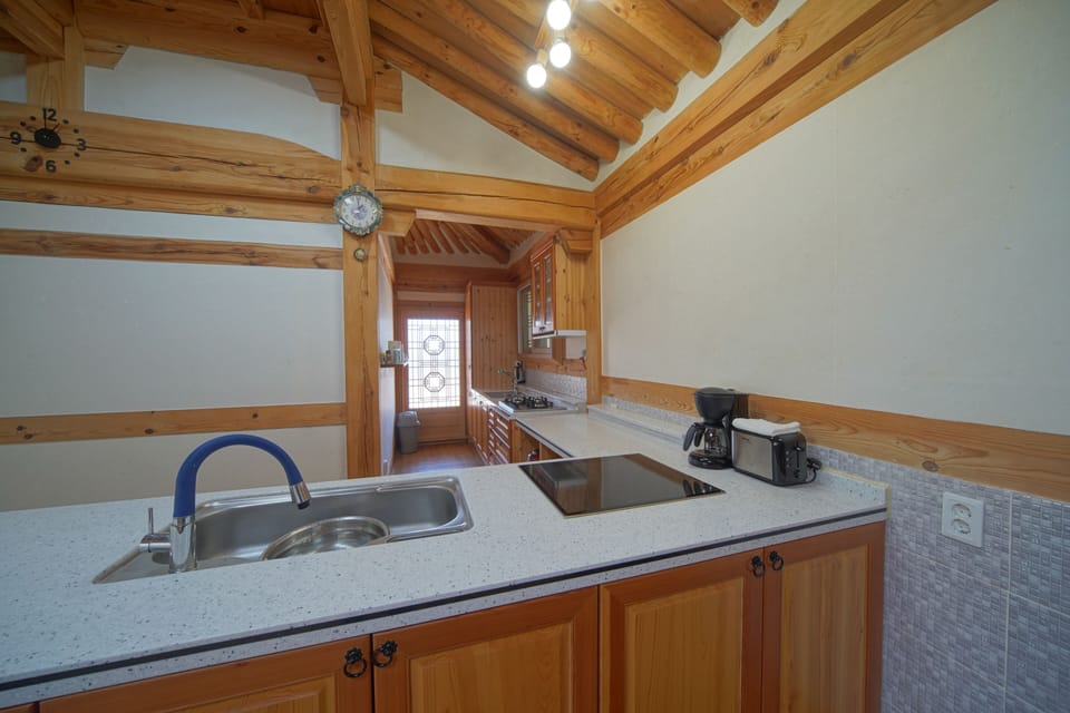 Room | Private kitchen | Microwave