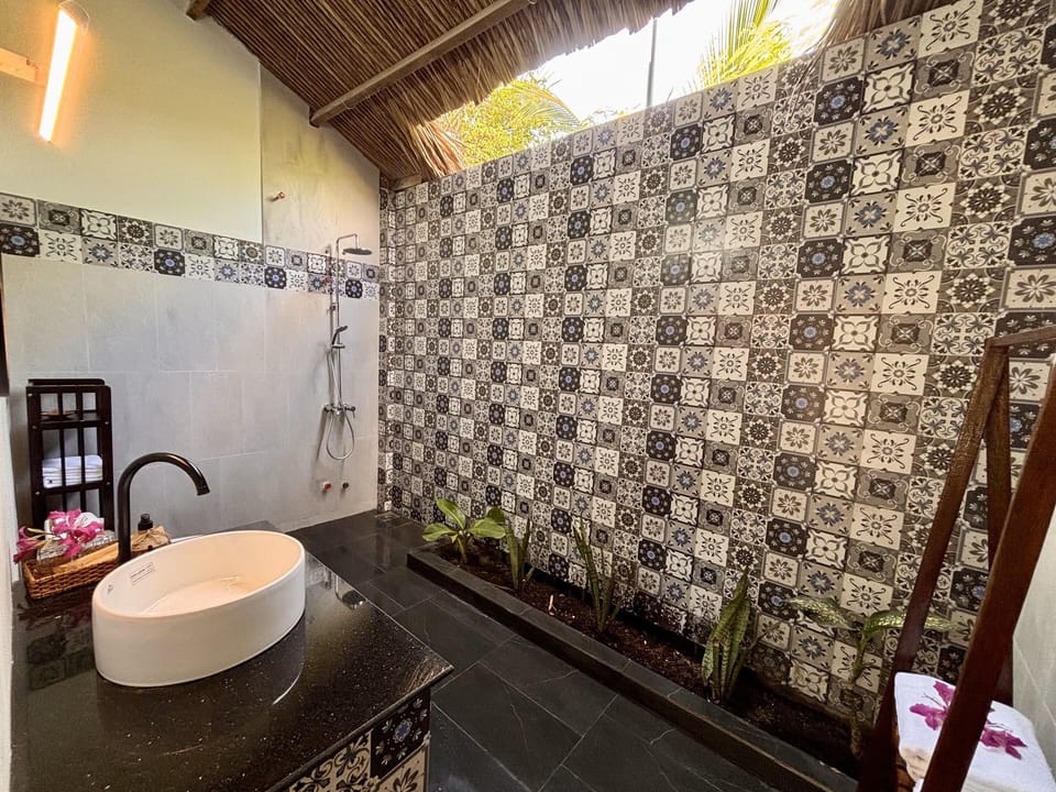 Deluxe Room | Bathroom | Free toiletries, hair dryer, slippers, towels