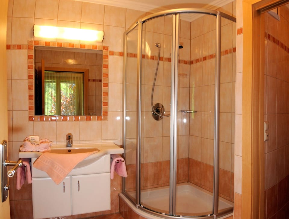 Triple Room | Bathroom | Hair dryer, towels, toilet paper