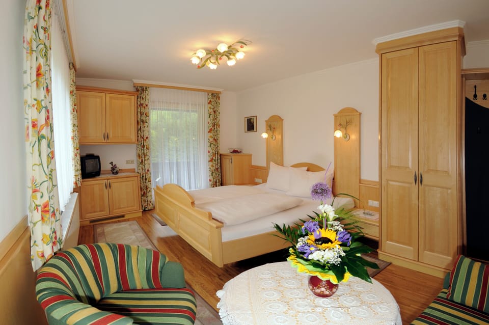 Premium bedding, in-room safe, soundproofing, free WiFi