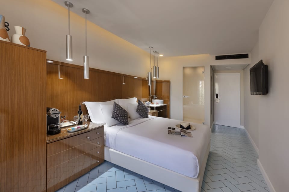 Premium Double Room | Minibar, in-room safe, soundproofing, iron/ironing board