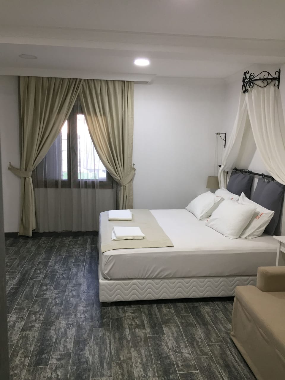 Comfort Room, 1 Bedroom, Private Bathroom, City View | Free minibar, desk, soundproofing, rollaway beds
