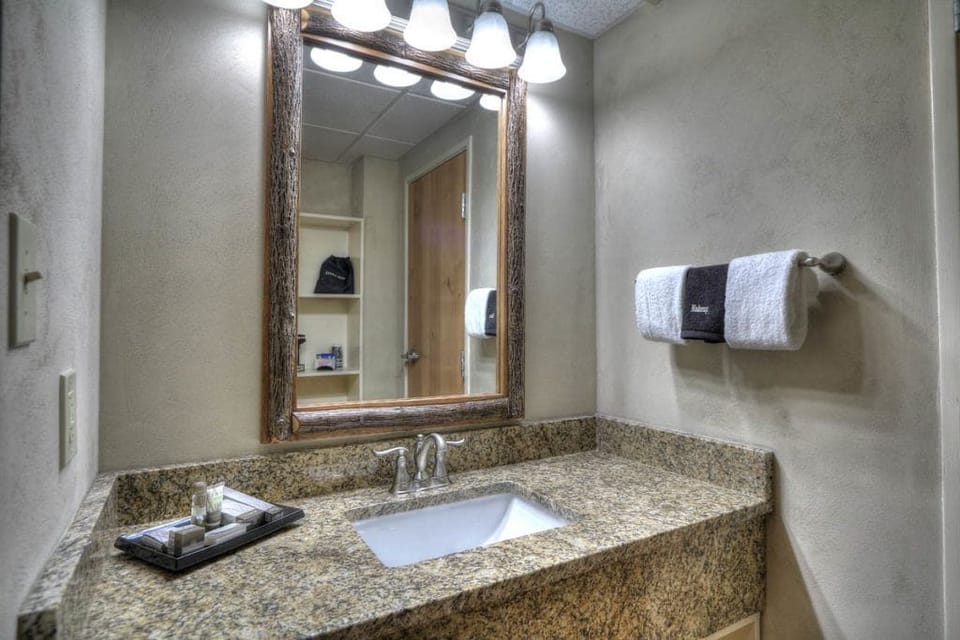 Room, 1 King Bed, Non Smoking, Fireplace | Bathroom sink