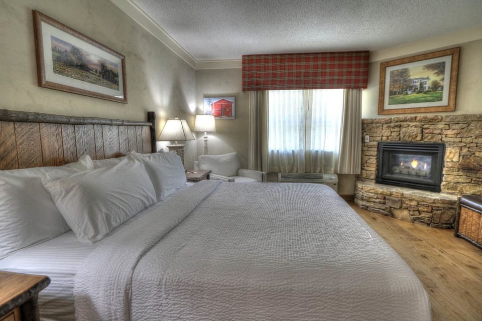 Room, 1 King Bed, Non Smoking, Fireplace | Pillowtop beds, desk, iron/ironing board, free WiFi