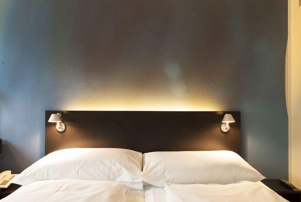 Comfort Double Room | Hypo-allergenic bedding, in-room safe, desk, iron/ironing board