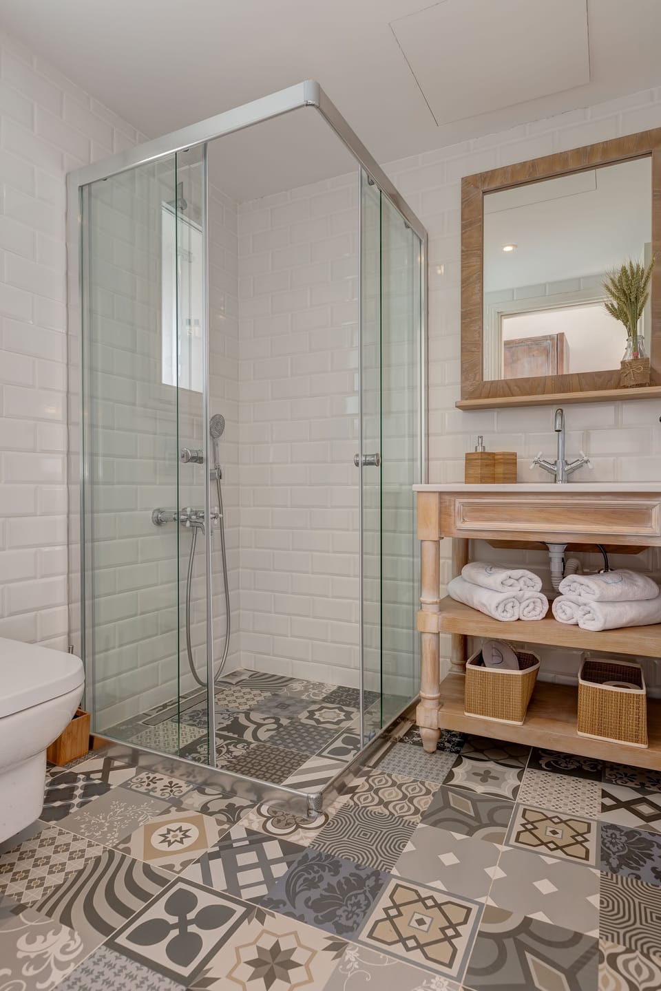 Standard Double Room | Bathroom | Shower, free toiletries, hair dryer, bathrobes