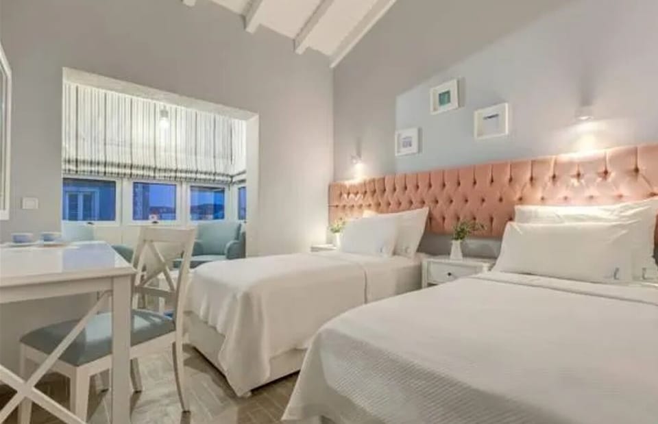Deluxe Twin Room | Free minibar items, in-room safe, desk, soundproofing