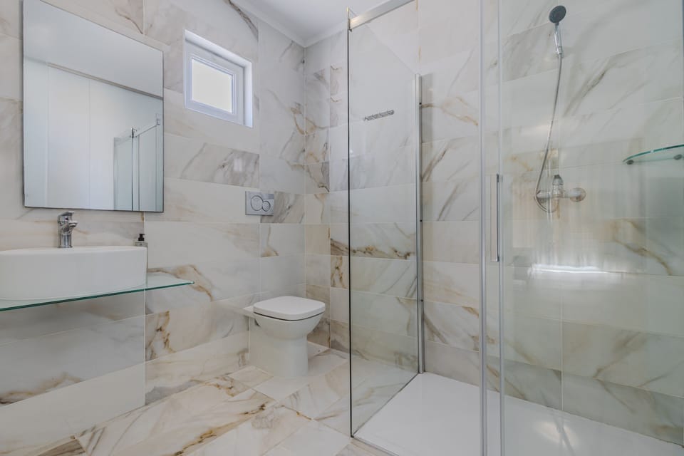 Deluxe Twin Room, 2 Twin Beds, Balcony | Bathroom | Shower, free toiletries, hair dryer, towels