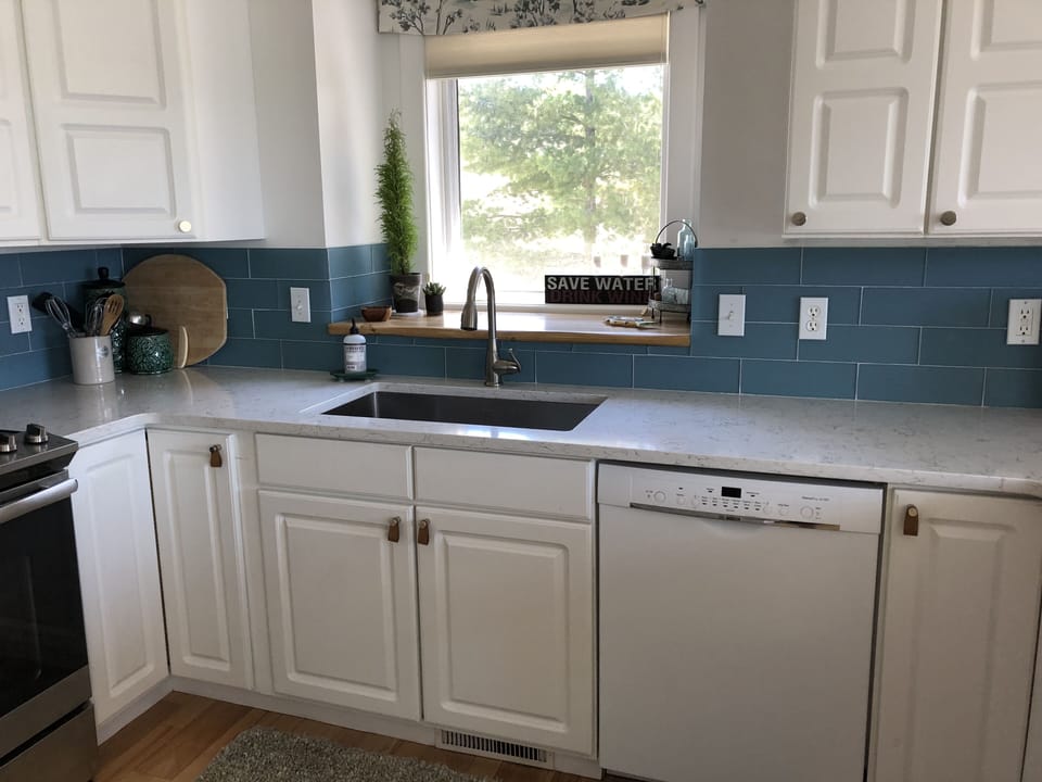 Huge extra deep sink, bosch dishwasher, quartz counters, electric glass stovetop