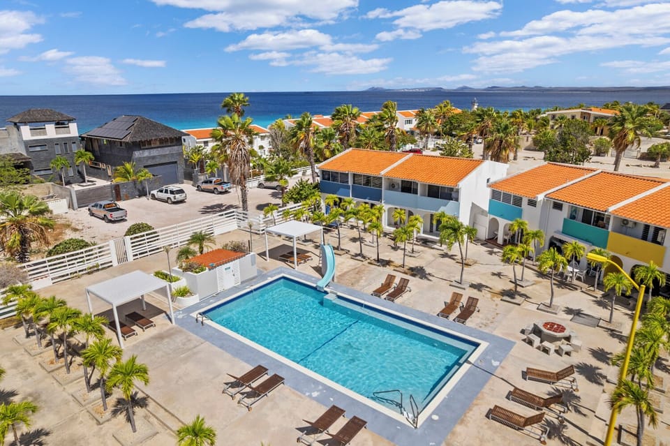 Overview of the pool area towards the beach
