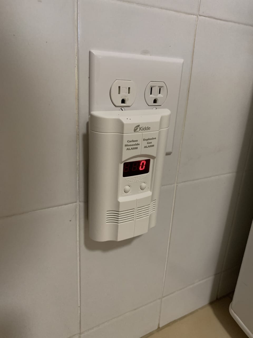 Gas leak and carbon monoxide detector in the kitchen